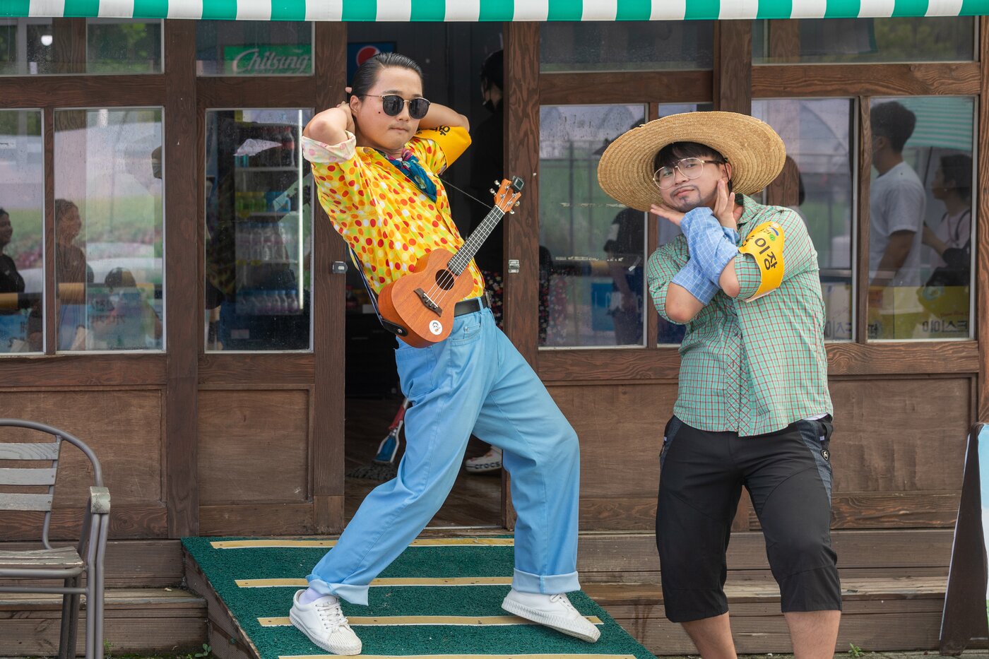 본문 이미지 - 민속촌에 활기를 불어넣는 연기자들. 방문객들과 소통하며 흥미를 돋는다(한국관광공사 제공)