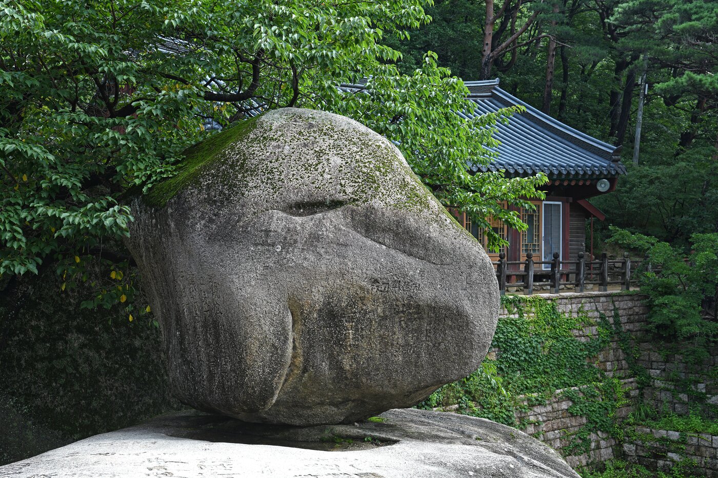 본문 이미지 - 설악산의 명물인 흔들바위(한국관광공사 제공)
