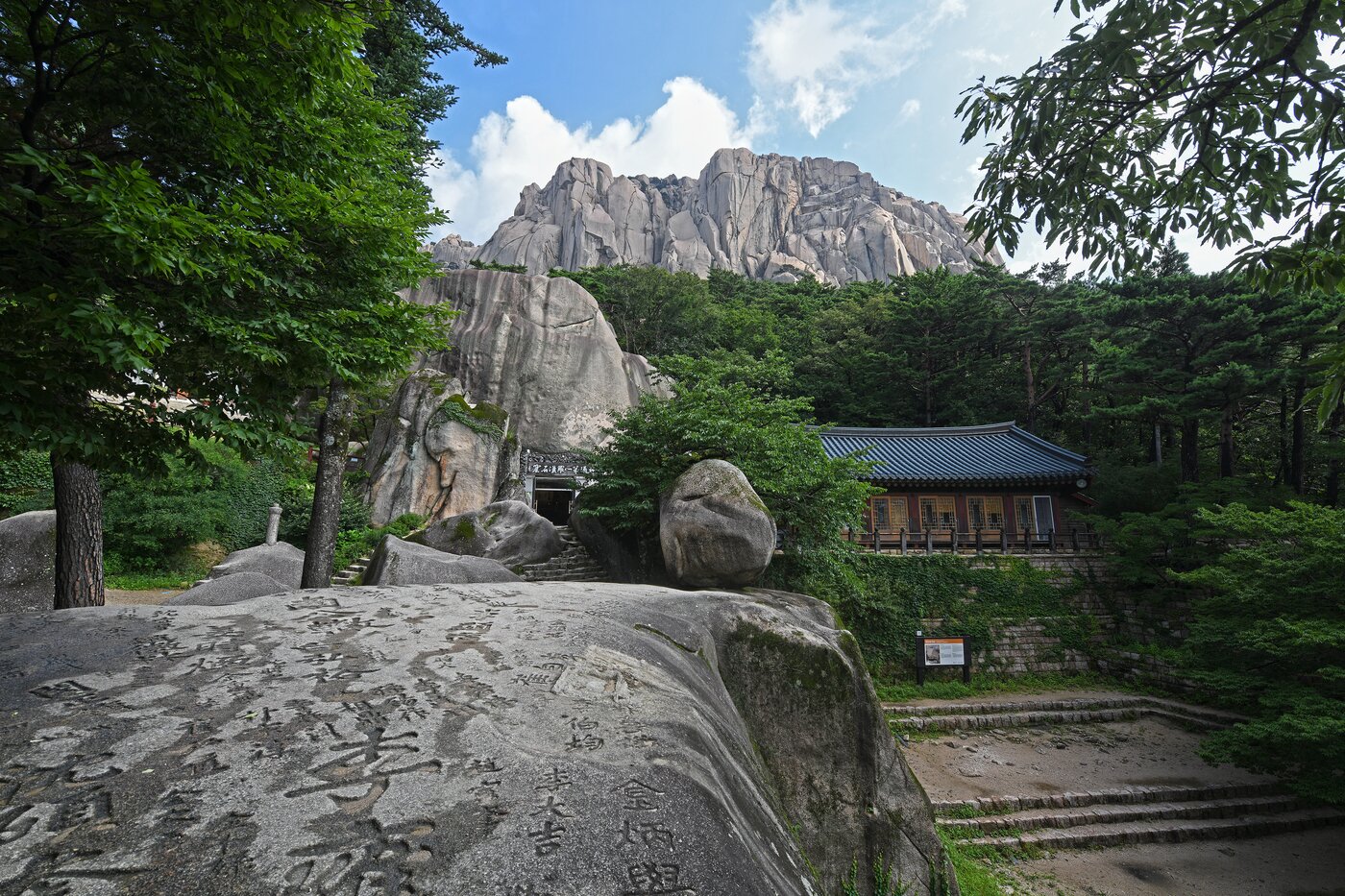 본문 이미지 - 흔들바위 뒤로 보이는 울산바위(한국관광공사 제공)