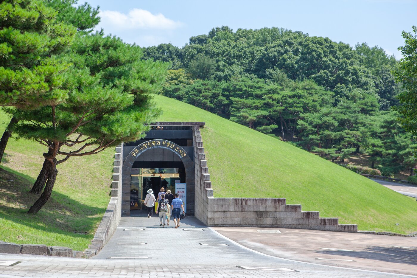 본문 이미지 - 실제 무덤은 내부를 개방하지 않는다. 전시관에서 무덤 구조와 유물을 관람한다(한국관광공사 제공)