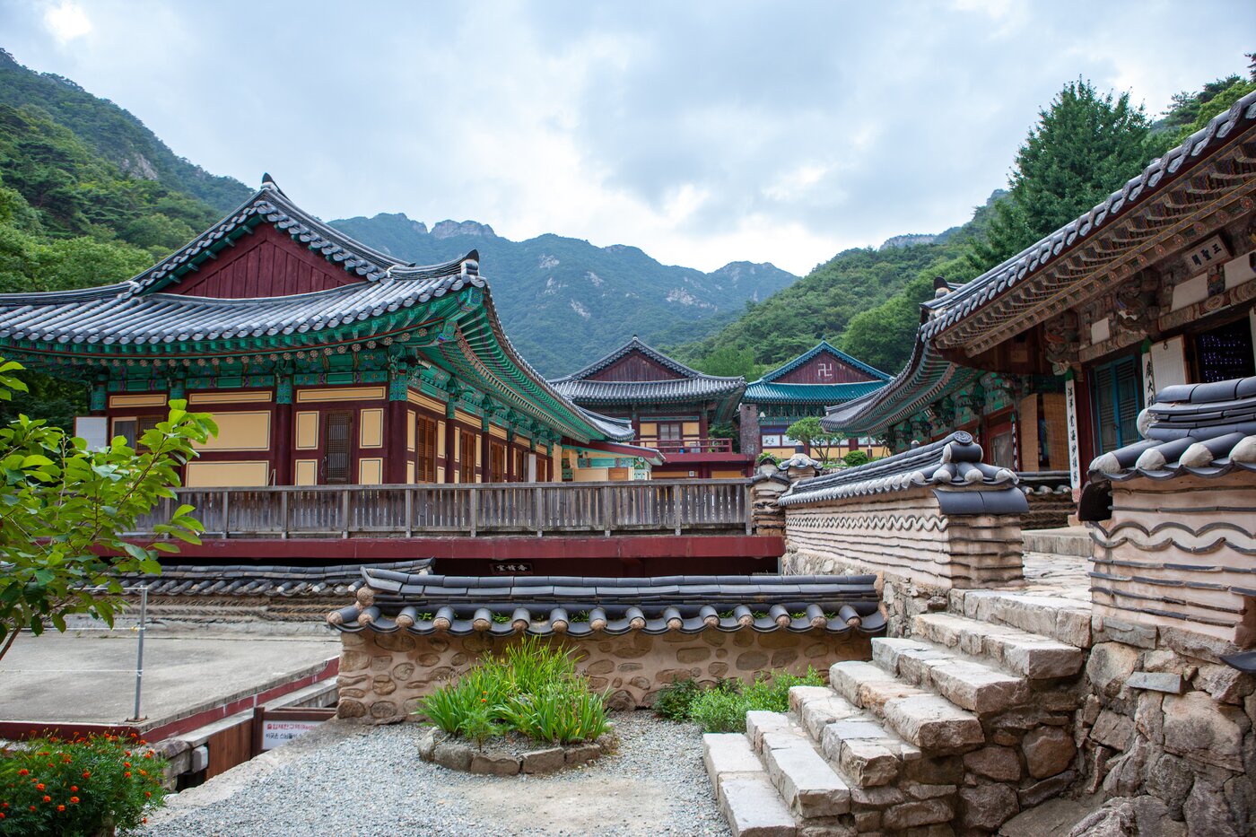 본문 이미지 - 동학사 경내. 대웅전만 개방한다(한국관광공사 제공)