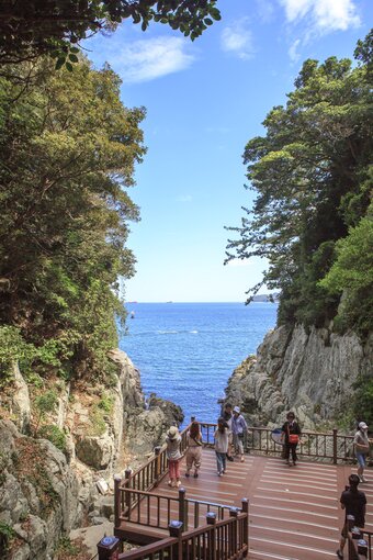 본문 이미지 - 기암절벽 사이로 보이는 바다가 신비롭다(한국관광공사 제공)