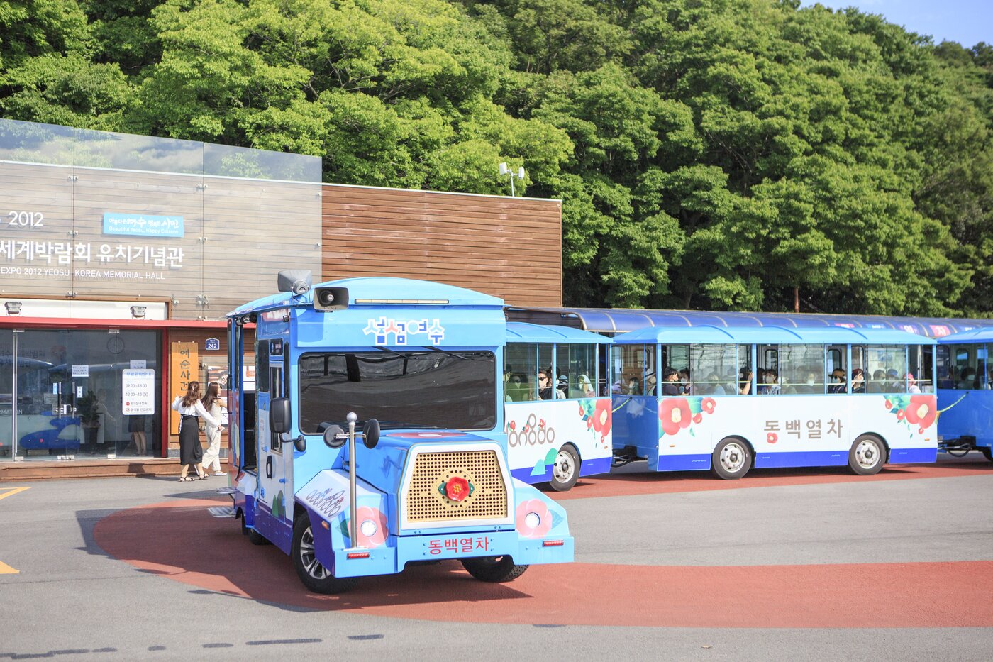 본문 이미지 - 동백열차를 타고 섬을 들어간다(한국관광공사 제공)