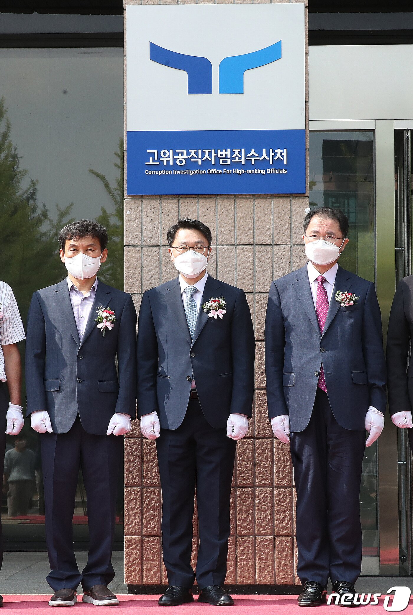 본문 이미지 - 김진욱 고위공직자범죄수사처(공수처) 처장 및 참석자들이 26일 오전 경기도 과천시 공수처 앞에서 새로운 로고(CI)와 슬로건(표어)을 사용하는 현판 제막식을 갖고 있다. 왼쪽부터 김상춘 과천청사관리소장, 김진욱 처장, 여운국 차장. 2022.8.26/뉴스1 ⓒ News1 임세영 기자