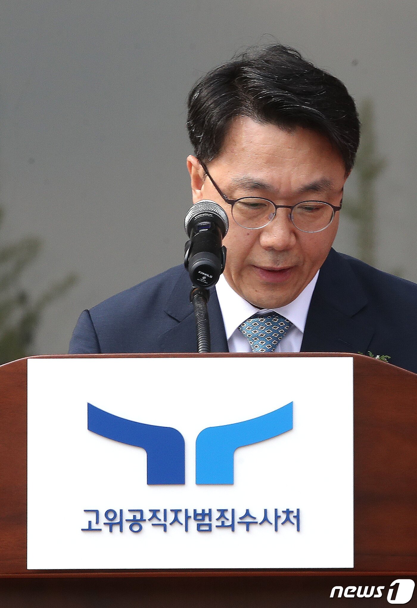 본문 이미지 - 김진욱 고위공직자범죄수사처(공수처) 처장이 26일 오전 경기도 과천시 공수처 앞에서 열린 새로운 로고(CI)와 슬로건(표어)을 사용하는 현판 제막식에서 인사말을 하고 있다. 2022.8.26/뉴스1 ⓒ News1 임세영 기자