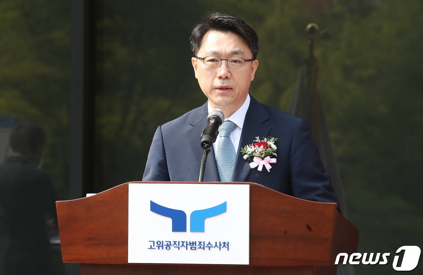 본문 이미지 - 김진욱 고위공직자범죄수사처&#40;공수처&#41; 처장이 지난 8월26일 오전 경기도 과천시 공수처 앞에서 가진 새로운 로고&#40;CI&#41;와 슬로건&#40;표어&#41;을 사용하는 현판 제막식에서 인사말을 하고 있다. 2022.8.26/뉴스1 ⓒ News1 임세영 기자