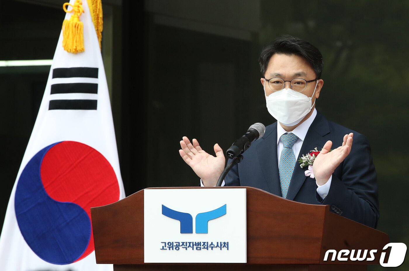 본문 이미지 - 김진욱 고위공직자범죄수사처(공수처) 처장이 26일 오전 경기도 과천시 공수처 앞에서 가진 새로운 로고(CI)와 슬로건(표어)을 사용하는 현판 제막식에서 인사말을 하고 있다. 2022.8.26/뉴스1 ⓒ News1 임세영 기자