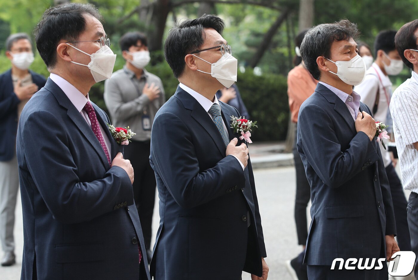 본문 이미지 - 김진욱 고위공직자범죄수사처(가운데) 처장이 26일 오전 경기도 과천시 공수처 앞에서 가진 새로운 로고(CI)와 슬로건(표어)을 사용하는 현판 제막식에서 국민의례를 하고 있다. 2022.8.26/뉴스1 ⓒ News1 임세영 기자