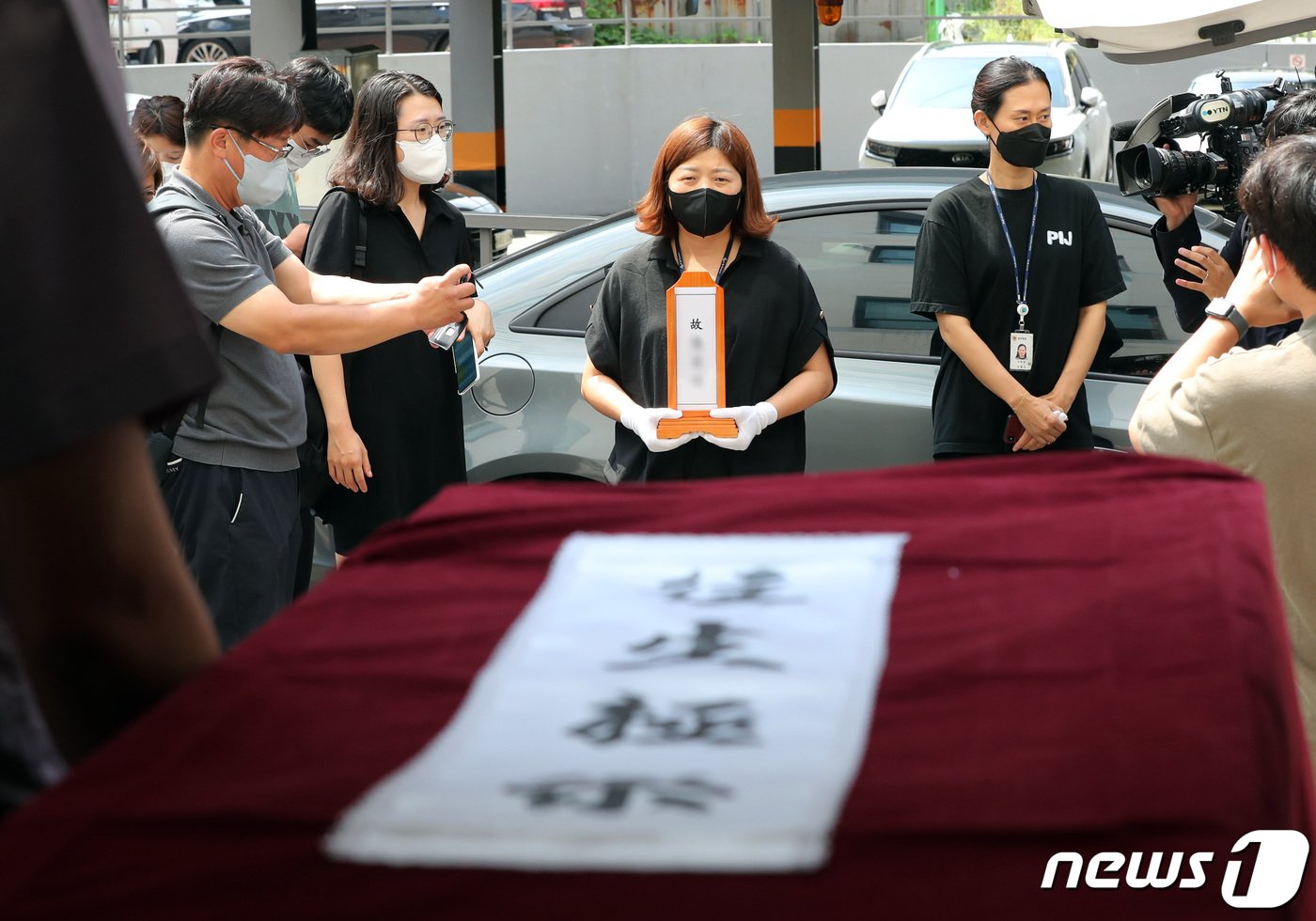 본문 이미지 - 병환과 생활고를 견디다 못해 안타깝게 세상을 등진 수원 세 모녀의 발인이 지난달 26일 오전 경기 수원시 권선구 수원중앙병원 장례식장에서 엄수되고 있다. (공동취재) 2022.8.26/뉴스1 ⓒ News1 김영운 기자