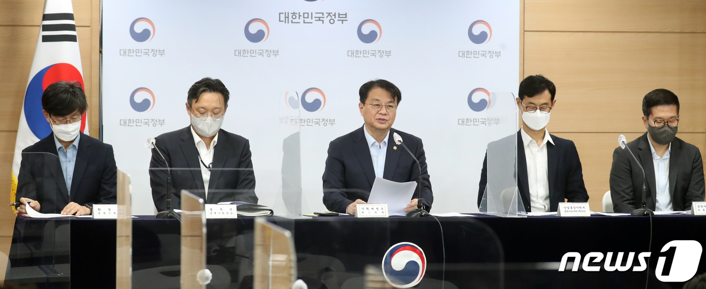 (서울=뉴스1) 김명섭 기자 = 방기선 기획재정부 1차관이 25일 서울 종로구 세종대로 정부서울청사에서 경제 형벌규정 개선 추진계획 및 1차 개선 과제 발표를 하고 있다. 2022 …