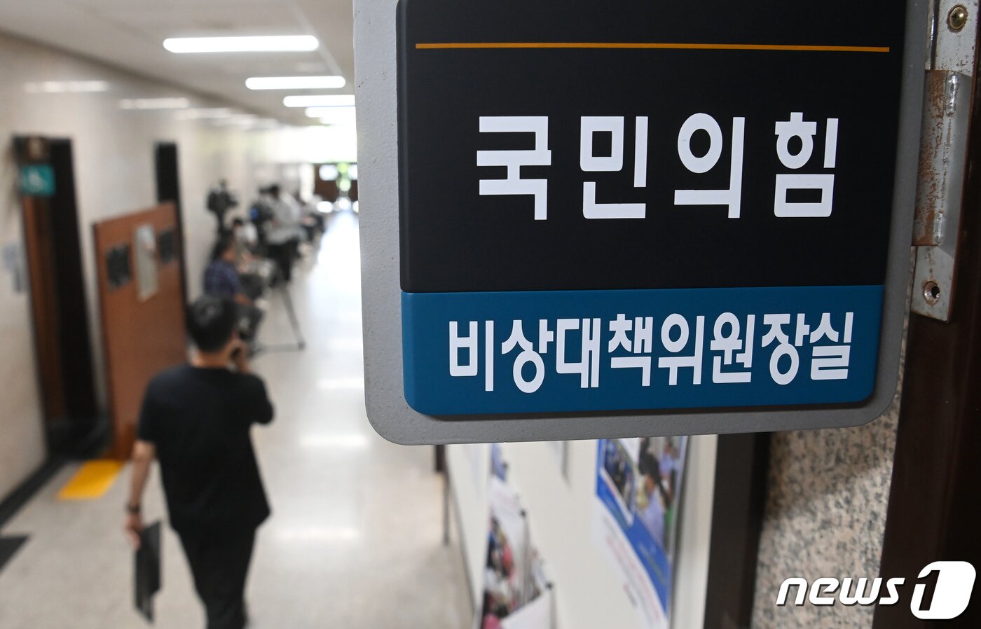 본문 이미지 - 26일 서울 여의도 국회 국민의힘 비상대책위원장실 앞에 취재진들이 모여 있다. 앞서 서울남부지법 민사합의51부(수석부장판사 황정수)는 이날 이준석 전 대표가 당 비대위 효력을 정지해달라고 낸 가처분 신청과 관련해 주 위원장의 직무 집행을 본안판결이 확정될 때까지 정지해야 한다고 판단했다. (공동취재) 2022.8.26/뉴스1 ⓒ News1 유승관 기자