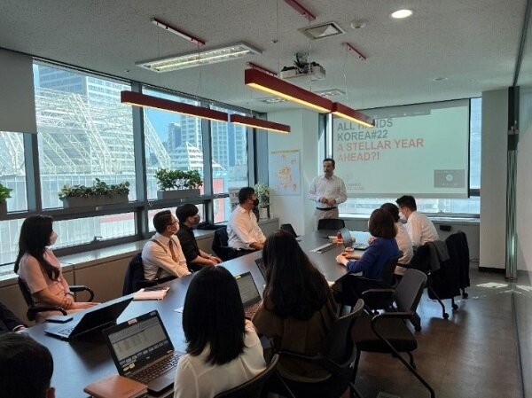 본문 이미지 - 라이너 버카드(Rainer Burkard) 대표가 지난 16일 펜탁스 메디칼 코리아 본사에서 임직원들에게 글로벌 비전과 미션 등에 대해 소개하는 시간을 가졌다.