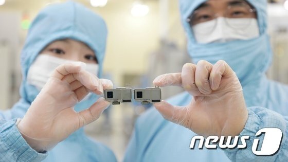 본문 이미지 - 삼성전기 임직원이 폴디드 카메라모듈을 들고 있다. (삼성전기 제공)