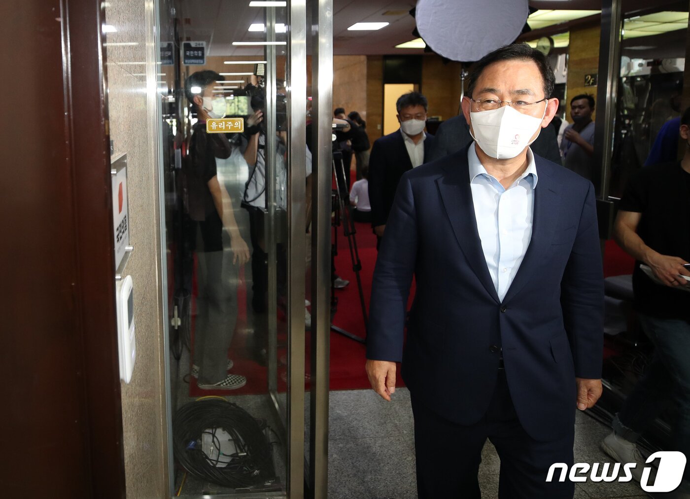 본문 이미지 - 주호영 국민의힘 비상대책위원장이 26일 국민의힘 국회의원 연찬회를 마치고 서울 여의도 국회로 들어서고 있다. (공동취재) 2022.8.26/뉴스1 ⓒ News1 유승관 기자