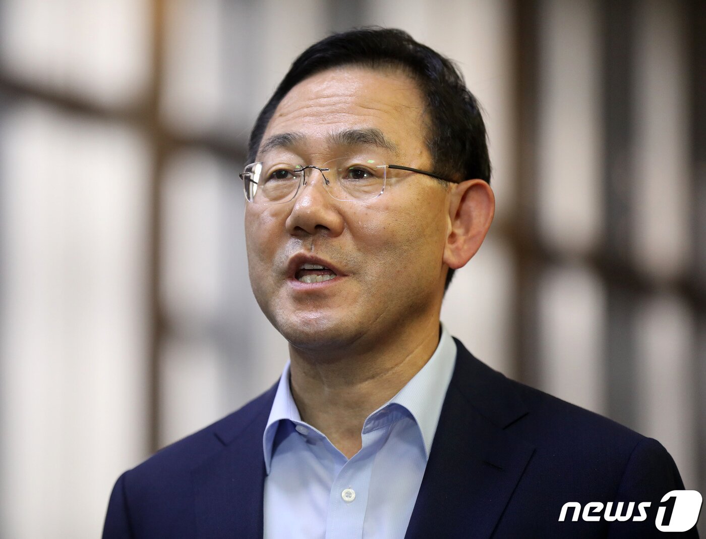 본문 이미지 - 주호영 국민의힘 비상대책위원장이 26일 국민의힘 국회의원 연찬회를 마치고 서울 여의도 국회로 들어서며 취재진 질문에 답하고 있다. (공동취재) 2022.8.26/뉴스1 ⓒ News1 유승관 기자