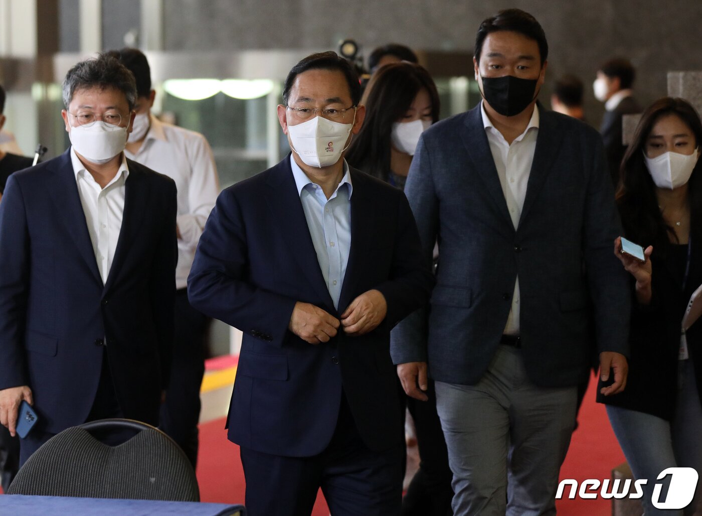 본문 이미지 - 주호영 국민의힘 비상대책위원장이 26일 국민의힘 국회의원 연찬회를 마치고 서울 여의도 국회로 들어서고 있다. (공동취재) 2022.8.26/뉴스1 ⓒ News1 유승관 기자