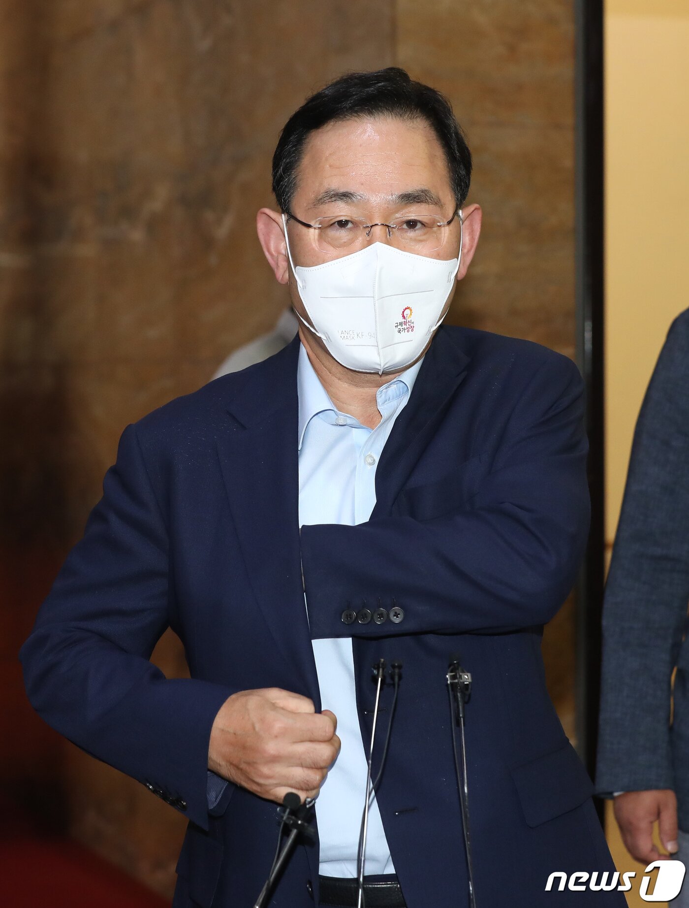 본문 이미지 - 주호영 국민의힘 비상대책위원장이 26일 국민의힘 국회의원 연찬회를 마치고 서울 여의도 국회로 들어서며 취재진 질문을 받고 있다. (공동취재) 2022.8.26/뉴스1 ⓒ News1 유승관 기자