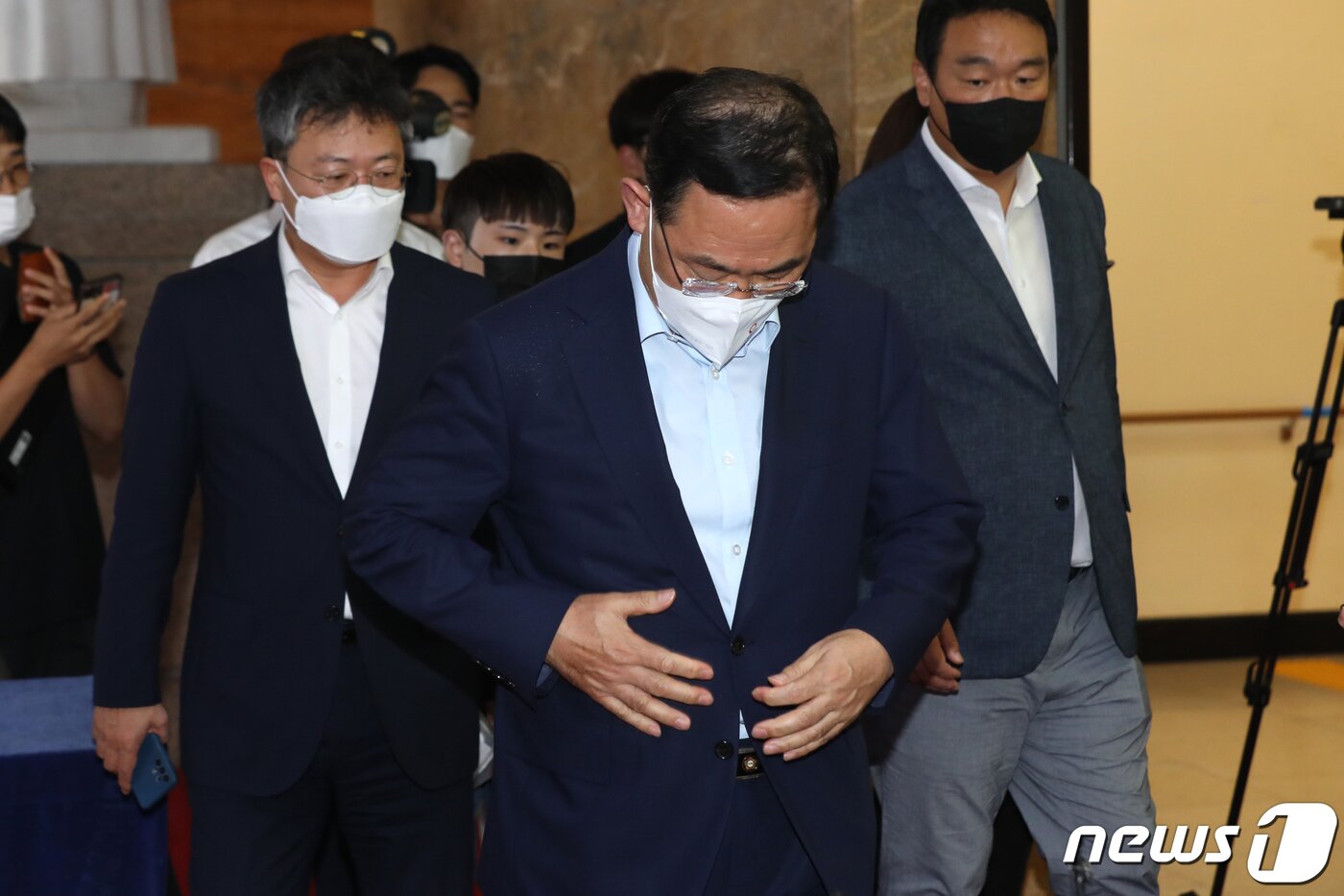 본문 이미지 - 주호영 국민의힘 비상대책위원장이 26일 국민의힘 국회의원 연찬회를 마치고 서울 여의도 국회로 들어서고 있다. (공동취재) 2022.8.26/뉴스1 ⓒ News1 유승관 기자