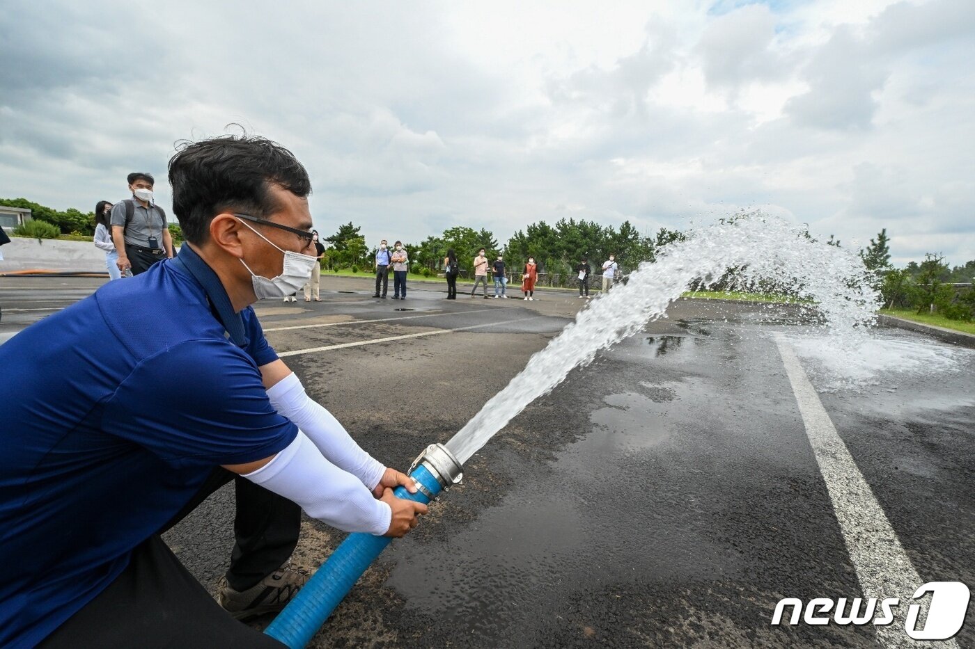 본문 이미지 - 가축분뇨를 이용해 생산한 물을 쏘고 있는 모습. (사진제공 = 농식품부 공동취재단) ⓒ 뉴스1