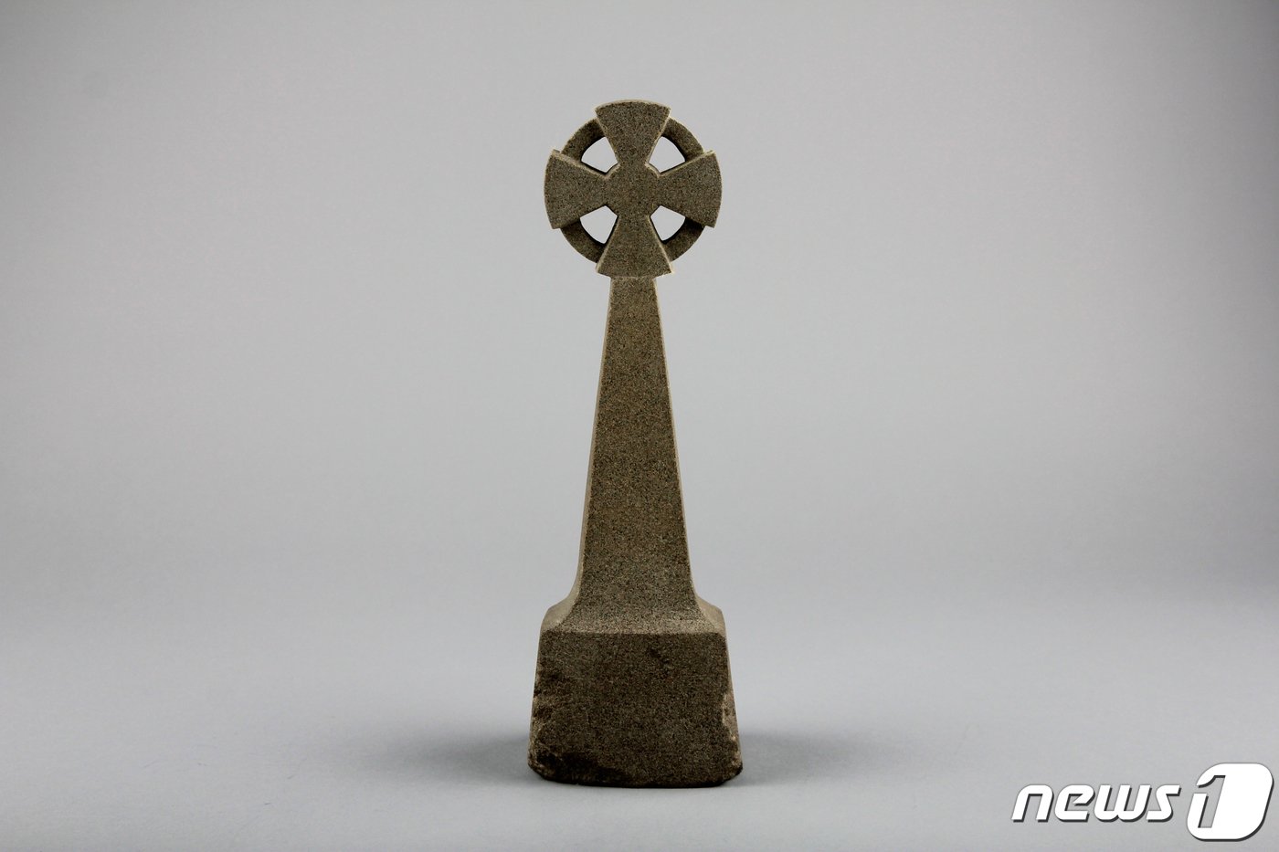 본문 이미지 - 칸 중령의 십자석 복제품.(유엔평화기념관 제공) 