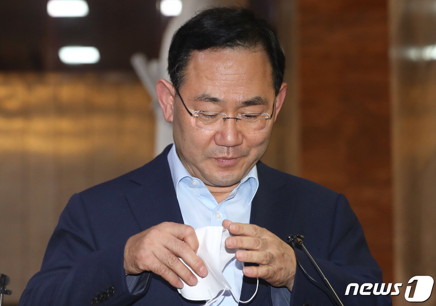 본문 이미지 - 주호영 국민의힘 비상대책위원장이 26일 국민의힘 국회의원 연찬회를 마치고 서울 여의도 국회로 들어서며 취재진 질문에 답변하기 위해 마스크를 벗고 있다. &#40;공동취재&#41; 2022.8.26/뉴스1 ⓒ News1 유승관 기자
