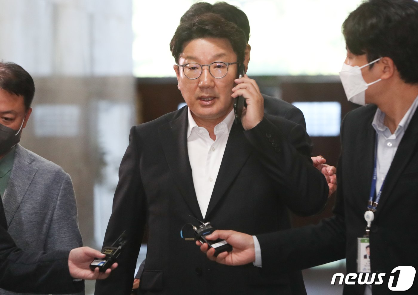 본문 이미지 - 권성동 국민의힘 원내대표가 27일 서울 여의도 국회에서 열린 비대위원 간담회에 참석하고 있다. 2022.8.27/뉴스1 ⓒ News1 허경 기자