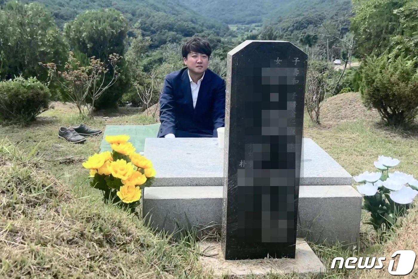 본문 이미지 - 이준석 전 국민의힘 대표가 27일 자신의 페이스북을 통해 경북 칠곡에 있는 현대공원묘지에 있는 증조할아버지 등을 찾아뵈었다는 글을 게재했다. 이 전 대표는 전날(26일) 법원에서 가처분 신청에 대한 일부 인용 결정 직후, 예정했던 방송 일정 등을 취소하고 '잠행모드'로 들어갔다. (이 전 대표 페이스북 갈무리) 2022.8.27/뉴스1 ⓒ News1 허경 기자