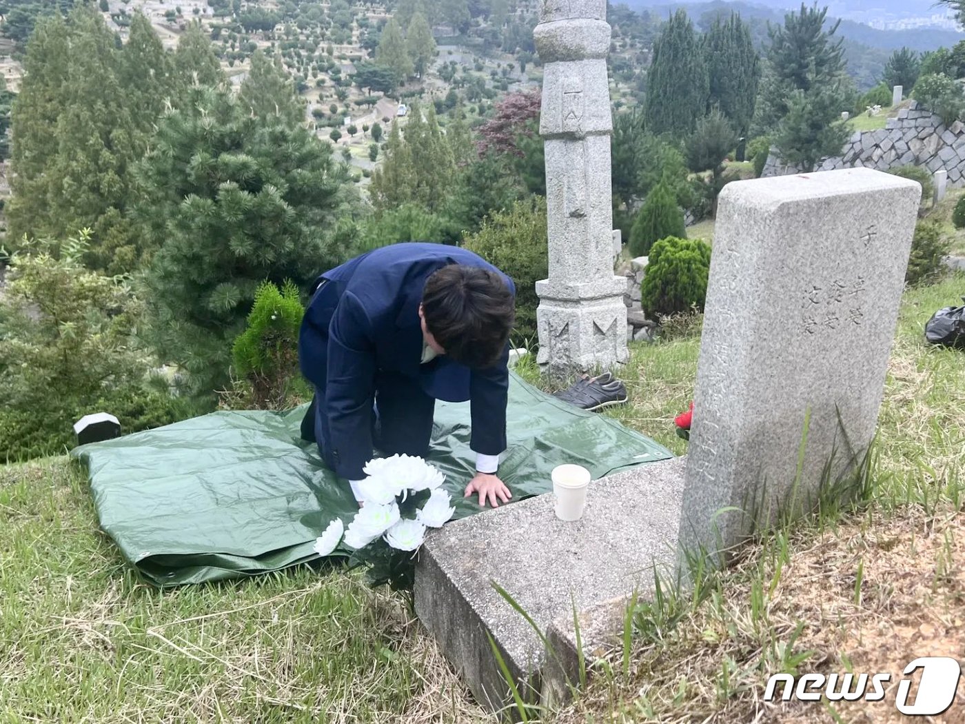 이준석 전 국민의힘 대표가 27일 자신의 페이스북을 통해 경북 칠곡에 있는 현대공원묘지에 있는 증조할아버지 등을 찾아뵈었다는 글을 게재했다. 이 전 대표는 전날&#40;26일&#41; 법원에서 가처분 신청에 대한 일부 인용 결정 직후, 예정했던 방송 일정 등을 취소하고 &#39;잠행모드&#39;로 들어갔다. &#40;이 전 대표 페이스북 갈무리&#41; 2022.8.27/뉴스1 ⓒ News1 허경 기자