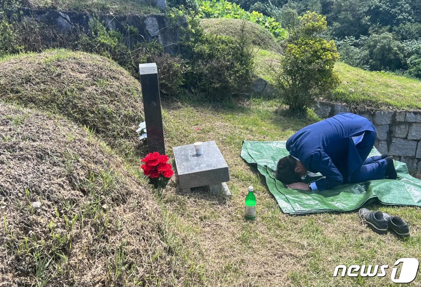 이준석 전 국민의힘 대표가 27일 자신의 페이스북을 통해 경북 칠곡에 있는 현대공원묘지에 있는 증조할아버지 등을 찾아뵈었다는 글을 게재했다. 이 전 대표는 전날&#40;26일&#41; 법원에서 가처분 신청에 대한 일부 인용 결정 직후, 예정했던 방송 일정 등을 취소하고 &#39;잠행모드&#39;로 들어갔다. &#40;이 전 대표 페이스북 갈무리&#41; 2022.8.27/뉴스1 ⓒ News1 허경 기자