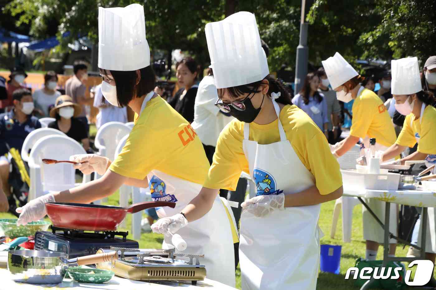지난해 라면축제 모습. '디저트라면 요리 경연대회'에 참여한 참가자들이 즉석 라면 요리를 하고 있다. 2022.8.27/뉴스1 © News1 정우용 기자
