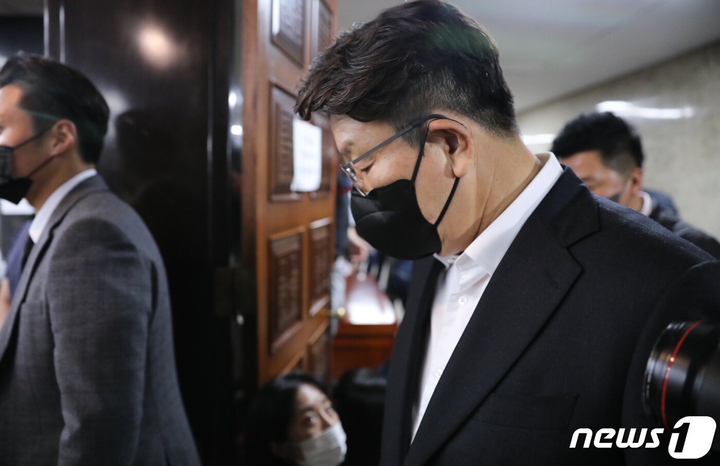본문 이미지 - 권성동 국민의힘 원내대표가 27일 서울 여의도 국회에서 열린 긴급 의원총회에 참석하고 있다. 국민의힘은 주말인 오늘 의원총회를 열고 법원의 주호영 비상대책위원장에 대한 직무정지 결정과 관련해 대책을 논의했다. 2022.8.27/뉴스1 ⓒ News1 허경 기자