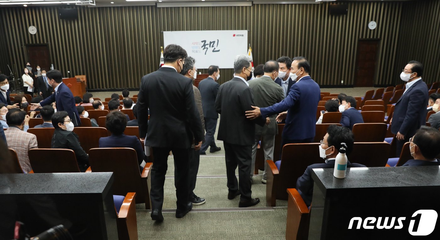 본문 이미지 - 27일 서울 여의도 국회에서 국민의힘 긴급 의원총회이 비공개로 열리고 있다. 국민의힘은 주말인 오늘 의원총회를 열고 법원의 주호영 비상대책위원장에 대한 직무정지 결정과 관련해 대책을 논의했다. 2022.8.27/뉴스1 ⓒ News1 허경 기자