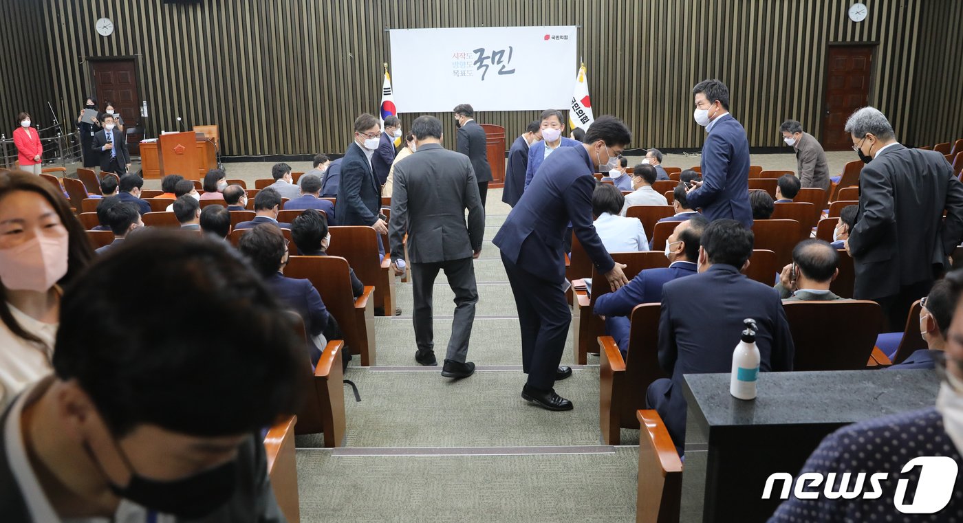 본문 이미지 - 27일 서울 여의도 국회에서 국민의힘 긴급 의원총회이 비공개로 열리고 있다. 국민의힘은 주말인 오늘 의원총회를 열고 법원의 주호영 비상대책위원장에 대한 직무정지 결정과 관련해 대책을 논의했다. 2022.8.27/뉴스1 ⓒ News1 허경 기자