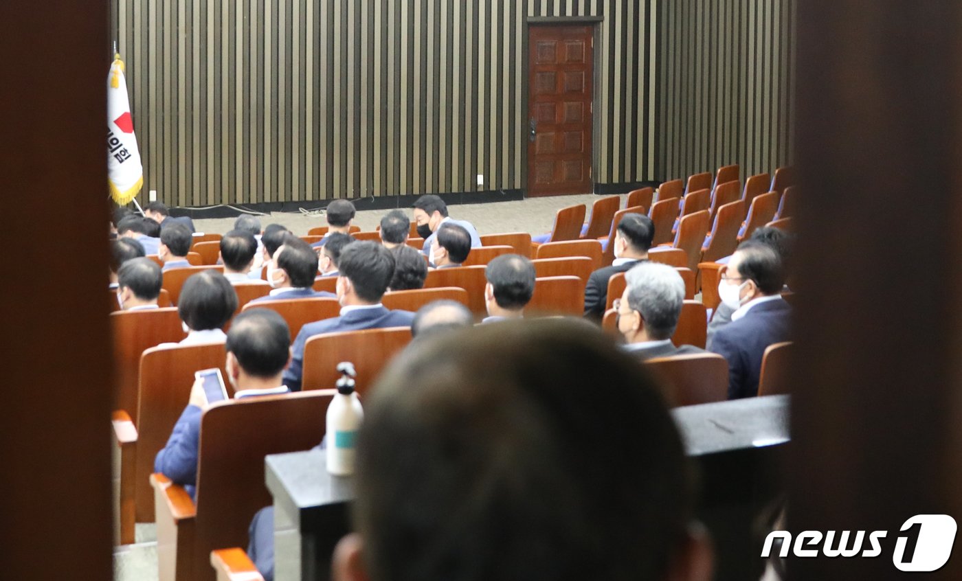 본문 이미지 - 27일 서울 여의도 국회에서 국민의힘 긴급 의원총회이 비공개로 열리고 있다. 국민의힘은 주말인 오늘 의원총회를 열고 법원의 주호영 비상대책위원장에 대한 직무정지 결정과 관련해 대책을 논의했다. 2022.8.27/뉴스1 ⓒ News1 허경 기자