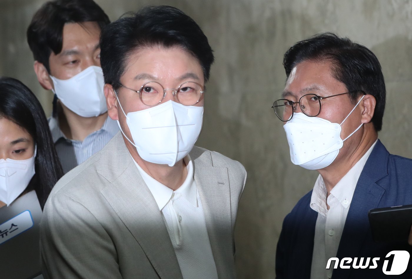 본문 이미지 - 장제원 국민의힘 의원이 27일 서울 여의도 국회에서 열린 긴급 의원총회에 참석하고 있다. 국민의힘은 주말인 오늘 의원총회를 열고 법원의 주호영 비상대책위원장에 대한 직무정지 결정과 관련해 대책을 논의했다. 2022.8.27/뉴스1 ⓒ News1 허경 기자