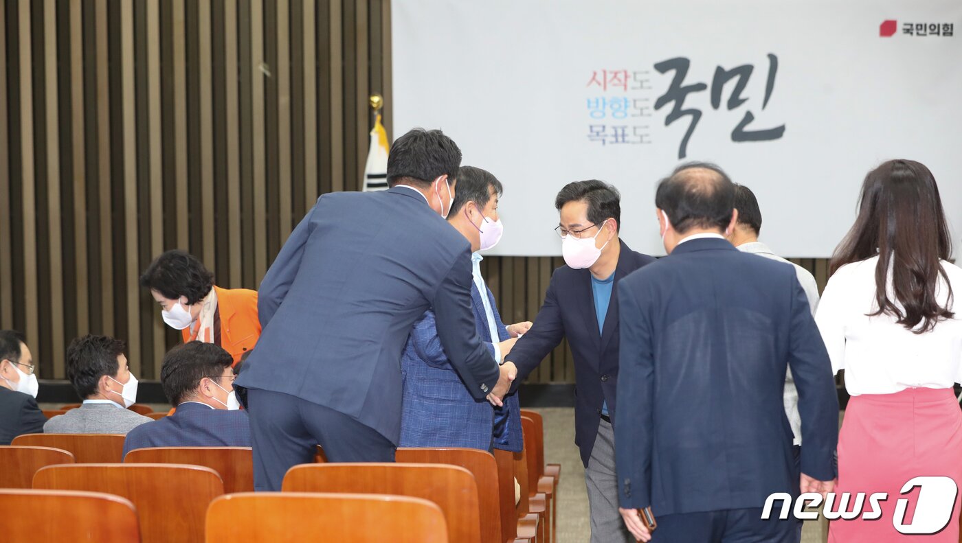 본문 이미지 - 27일 서울 여의도 국회에서 열린 국민의힘 긴급 의원총회에서 위원들이 인사하고 있다. 국민의힘은 주말인 오늘 의원총회를 열고 법원의 주호영 비상대책위원장에 대한 직무정지 결정과 관련해 대책을 논의했다. 2022.8.27/뉴스1 ⓒ News1 허경 기자