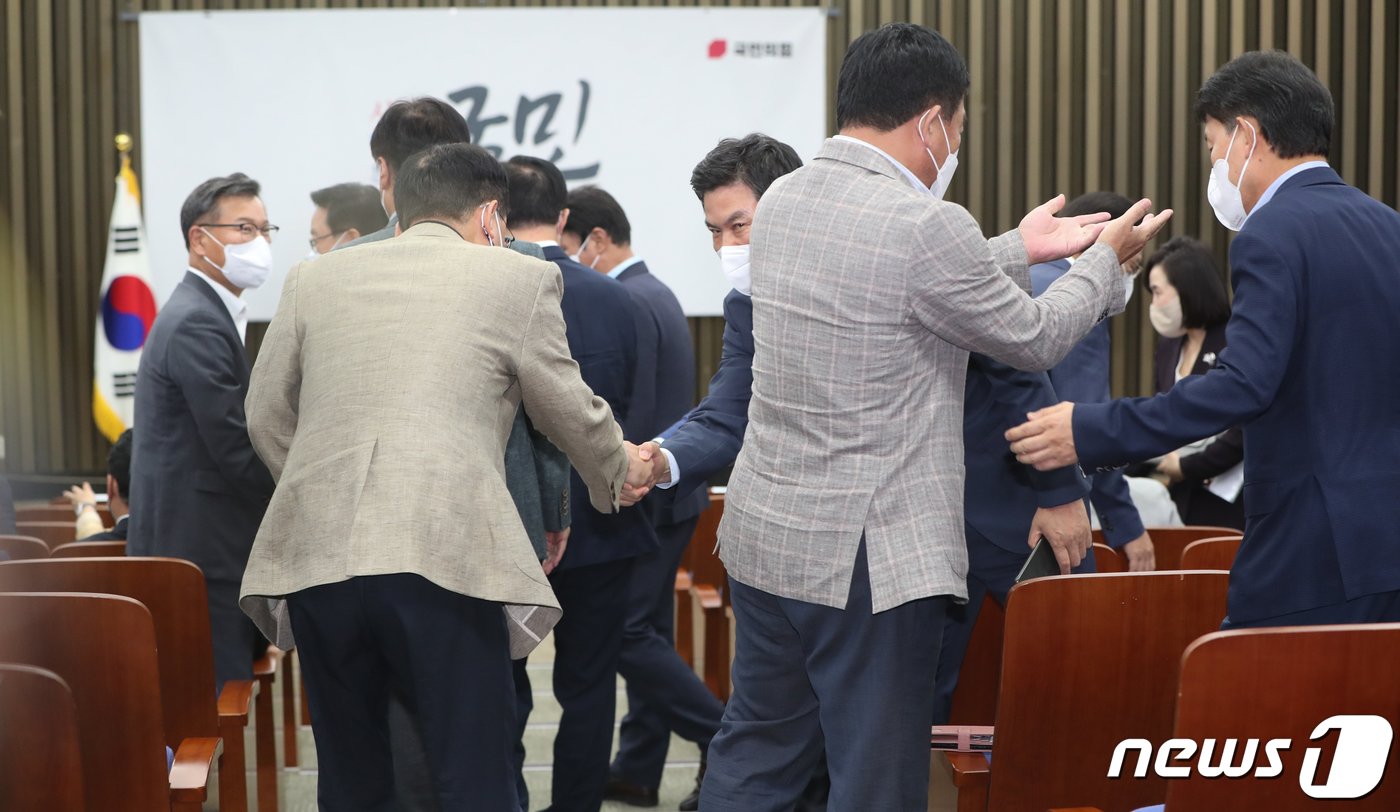 본문 이미지 - 27일 서울 여의도 국회에서 열린 국민의힘 긴급 의원총회에서 위원들이 인사하고 있다. 국민의힘은 주말인 오늘 의원총회를 열고 법원의 주호영 비상대책위원장에 대한 직무정지 결정과 관련해 대책을 논의했다. 2022.8.27/뉴스1 ⓒ News1 허경 기자