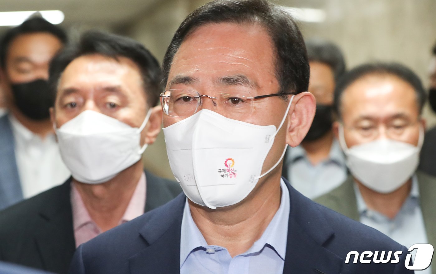 본문 이미지 - 주호영 국민의힘 비상대책위원장이 27일 서울 여의도 국회에서 열린 긴급 의원총회에 참석하고 있다. 국민의힘은 주말인 오늘 의원총회를 열고 법원의 주호영 비상대책위원장에 대한 직무정지 결정과 관련해 대책을 논의했다. 2022.8.27/뉴스1 ⓒ News1 허경 기자