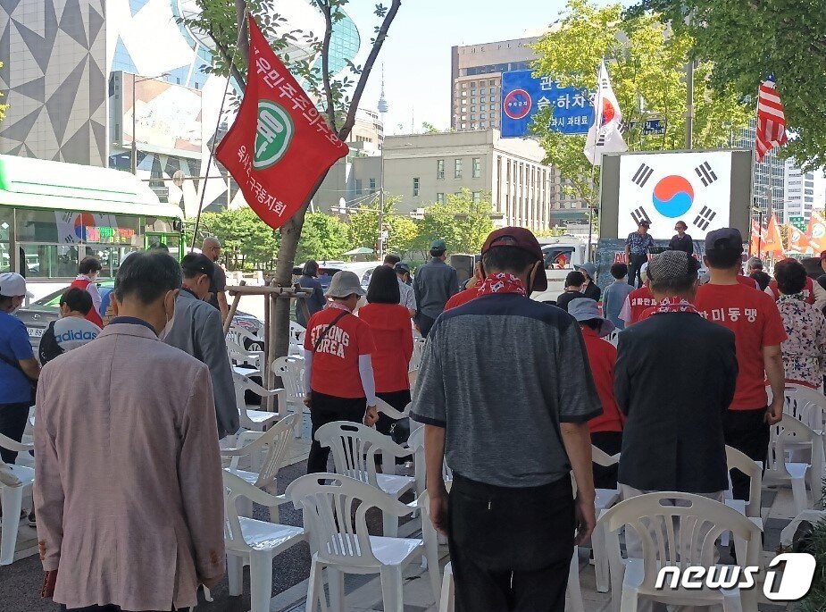 본문 이미지 - 보수성향의 단체가 27일 오후 서울시의회 앞에서 집회를 열고 있다. 2022.8.27/뉴스1 ⓒ News1 박우영 기자