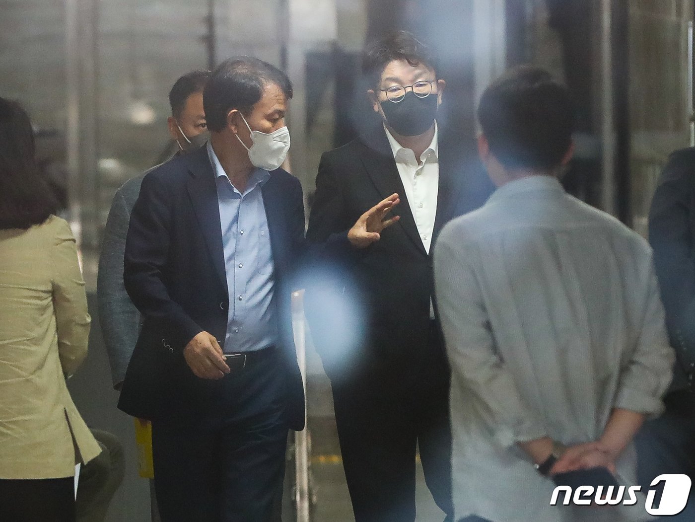 본문 이미지 - 권성동 국민의힘 원내대표와 윤한홍 의원이 27일 서울 여의도 국회에서 열린 비공개 긴급 의원총회 중 나와 대화하고 있다. 국민의힘은 주말인 오늘 의원총회를 열고 법원의 주호영 비상대책위원장에 대한 직무정지 결정과 관련해 대책을 논의했다. 2022.8.27/뉴스1 ⓒ News1 허경 기자
