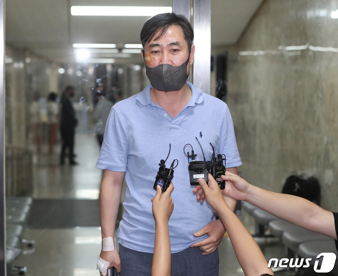 본문 이미지 - 하태경 국민의힘 의원이 27일 서울 여의도 국회에서 열린 긴급 의원총회 중 나와 취재진의 질의에 답하고 있다. 국민의힘은 주말인 오늘 의원총회를 열고 법원의 주호영 비상대책위원장에 대한 직무정지 결정과 관련해 대책을 논의했다. 2022.8.27/뉴스1 ⓒ News1 허경 기자