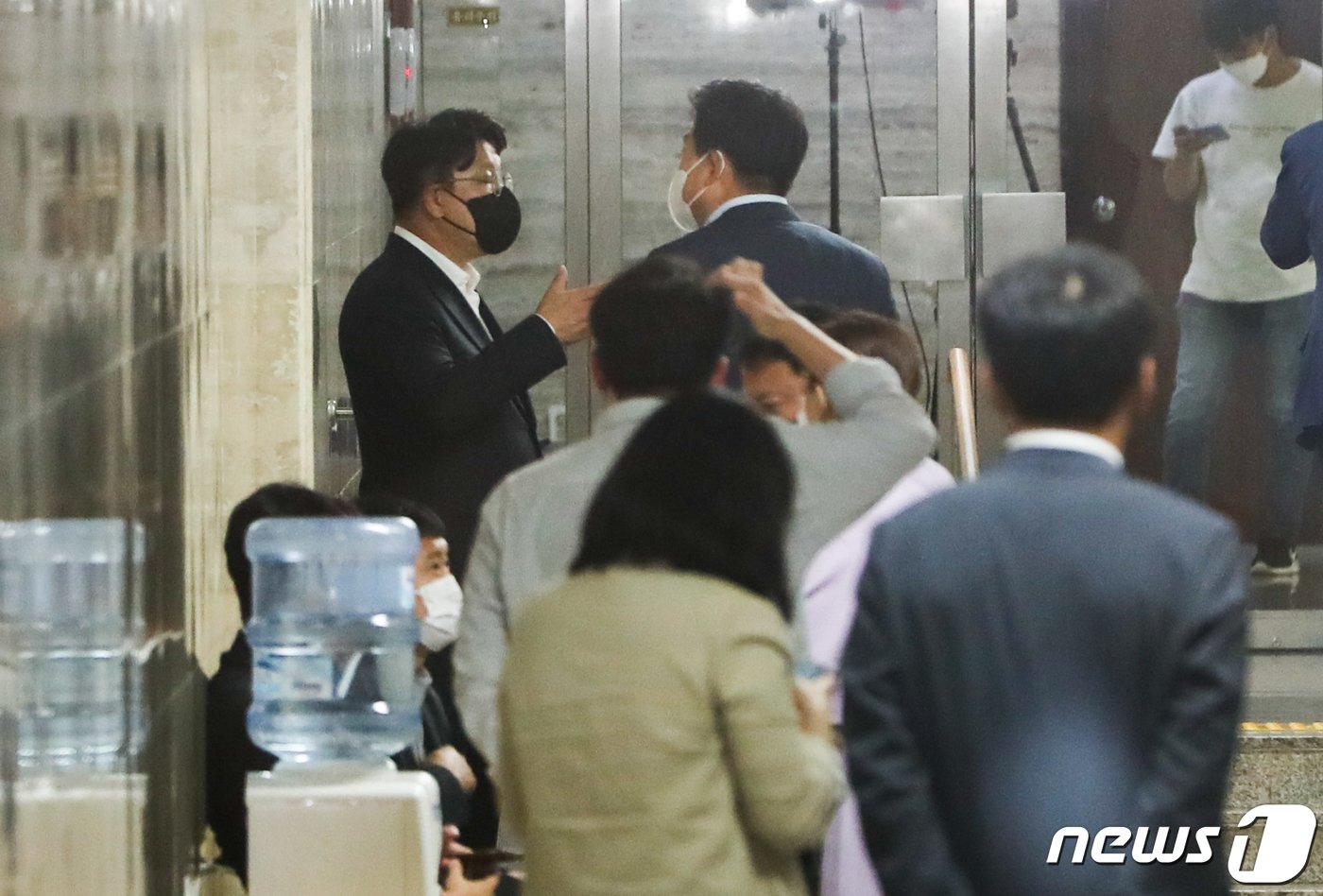 본문 이미지 - 권성동 국민의힘 원내대표와 김태호 의원이 27일 서울 여의도 국회에서 열린 비공개 긴급 의원총회 중 나와 대화하고 있다. 국민의힘은 주말인 오늘 의원총회를 열고 법원의 주호영 비상대책위원장에 대한 직무정지 결정과 관련해 대책을 논의했다. 2022.8.27/뉴스1 ⓒ News1 허경 기자