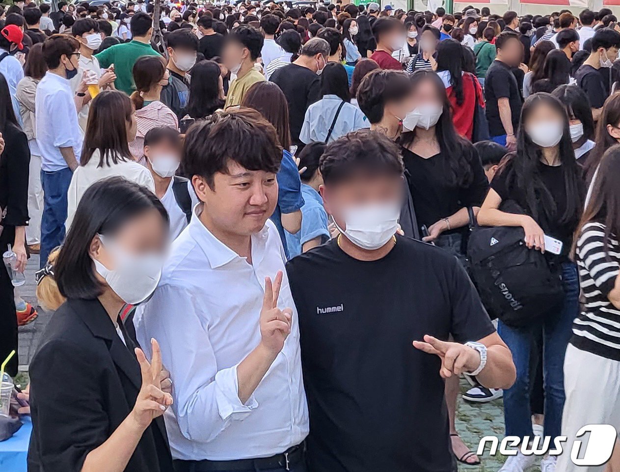 본문 이미지 - 이준석 전 국민의힘 대표가 27일 오후 대구 북구 고성동 DGB 대구은행파크 중앙광장에서 열린 '2022 대구 북구 떡볶이 페스티벌' 행사장을 찾아 시민들과 사진을 찍고 있다. (독자 제공) 2022.8.27/뉴스1 ⓒ News1 공정식 기자