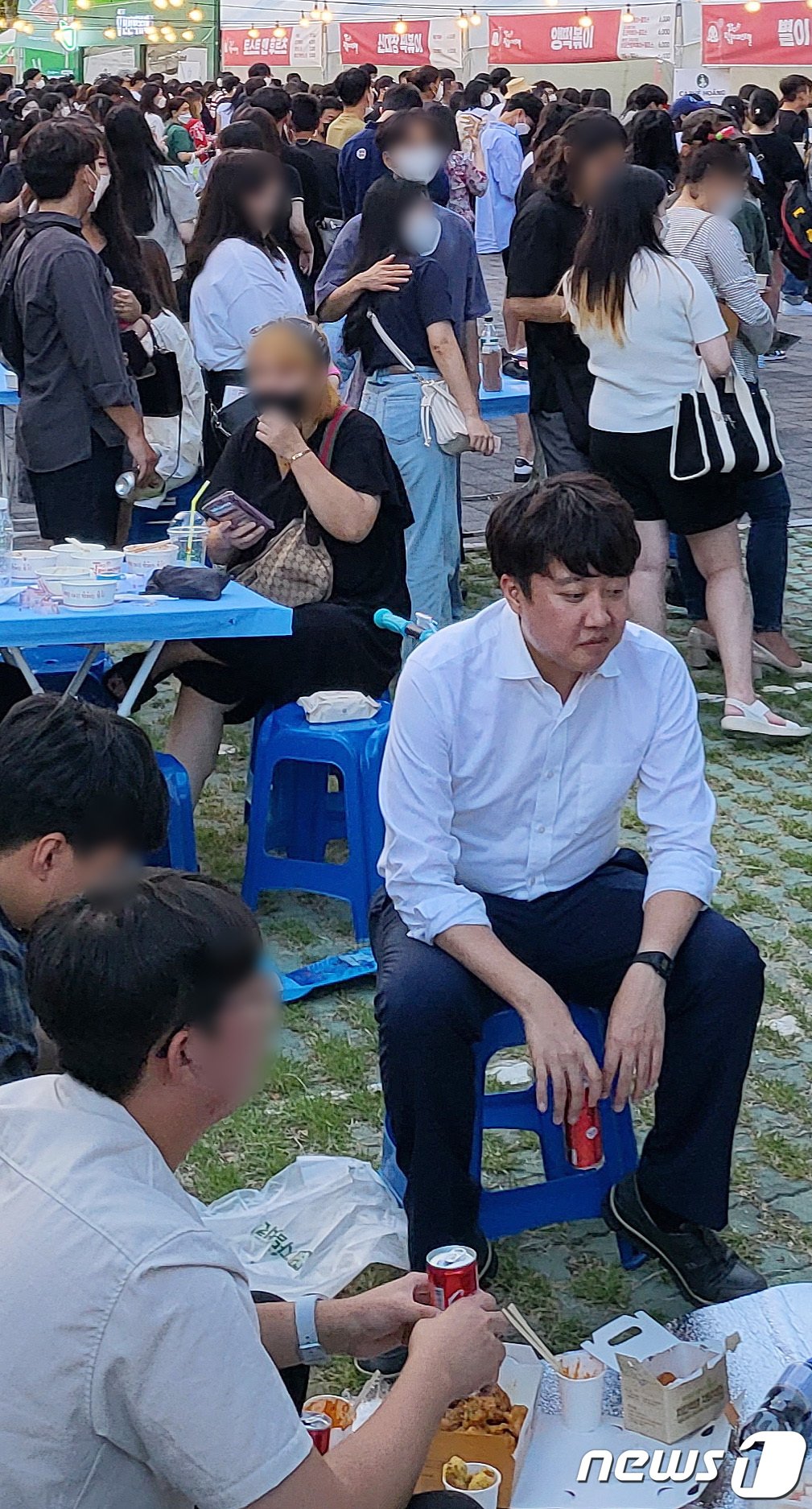 본문 이미지 - 이준석 전 국민의힘 대표가 27일 오후 대구 북구 고성동 DGB 대구은행파크 중앙광장에서 열린 '2022 대구 북구 떡볶이 페스티벌' 행사장을 찾아 시민들과 대화하고 있다. (독자 제공) 2022.8.27/뉴스1 ⓒ News1 공정식 기자