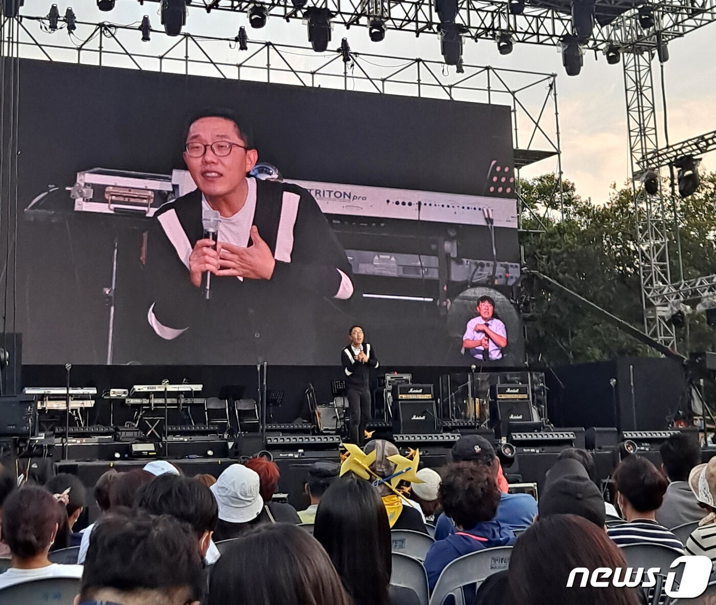 본문 이미지 - 27일 개최된 제13회 봉하음악회에서 방송인 김제동씨가 토크콘서트를 진행하고 있다. 2022.08.27 김명규 기자