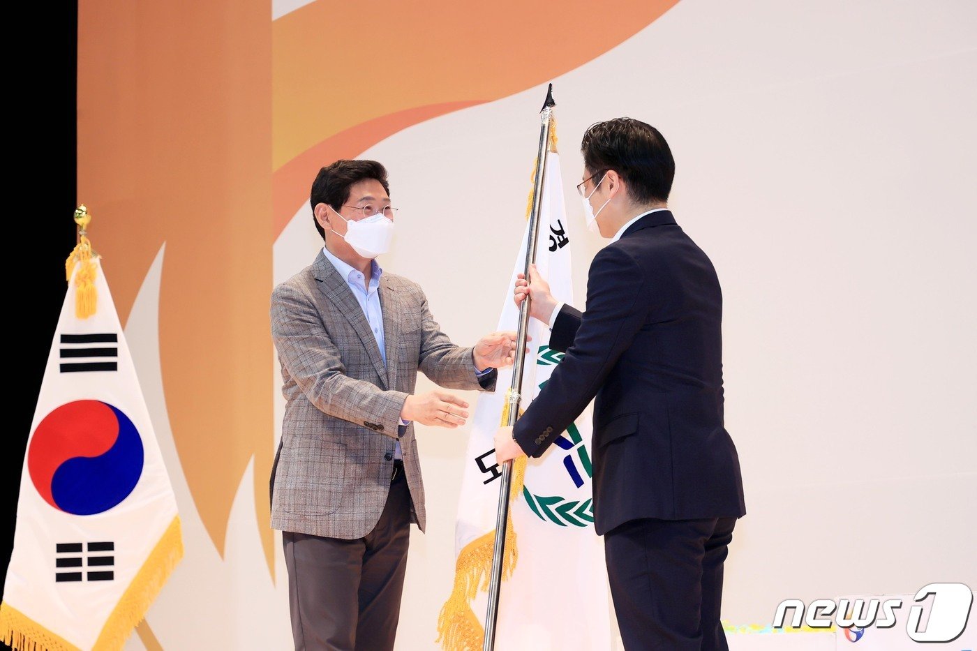 본문 이미지 - 이상일 용인특례시장이 27일 '제68회 경기도체육대회 2022 용인' 폐회식에서 오병권 경기도 행정1부지사에게 대회기를 전달하고 있다.