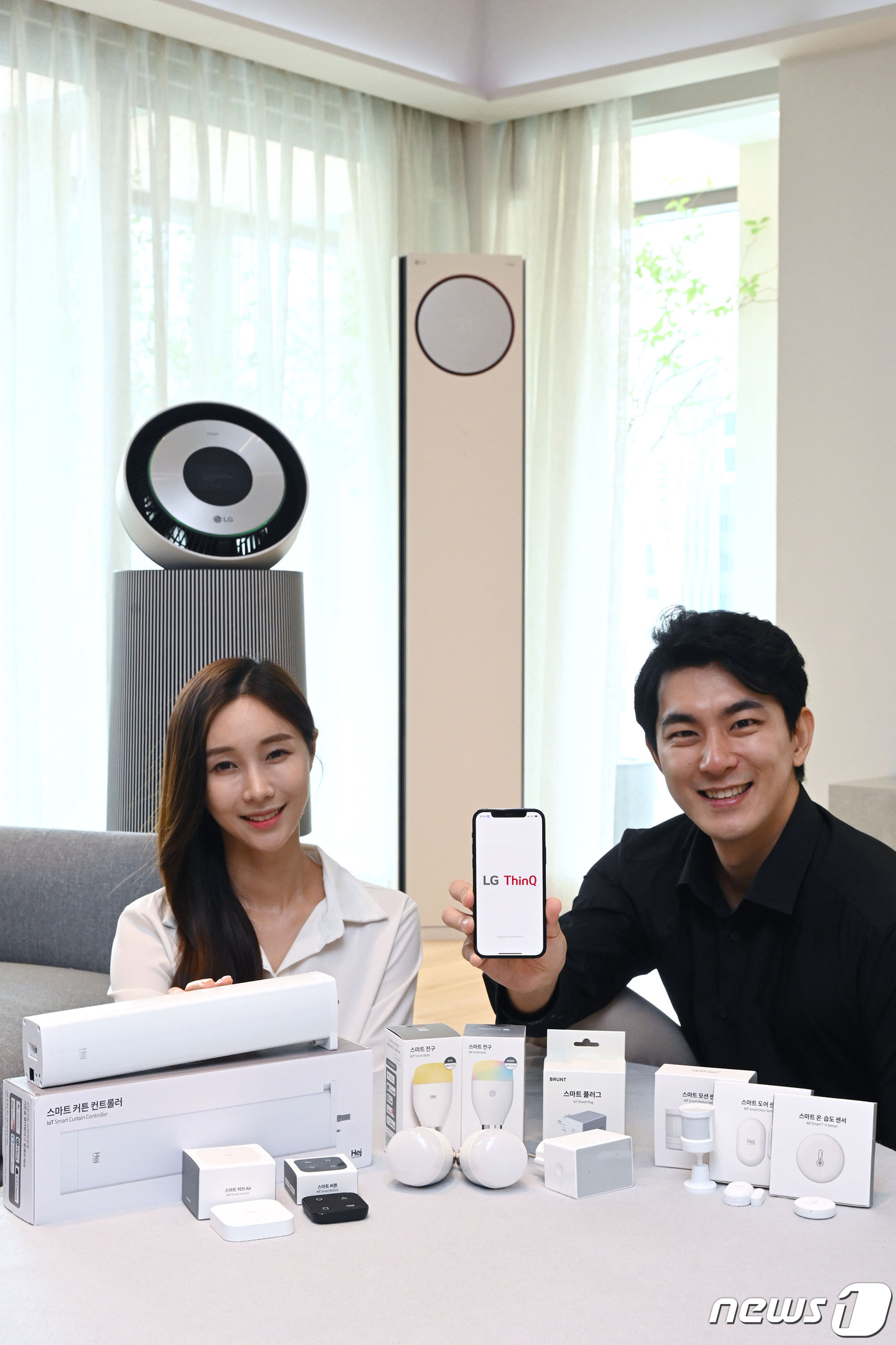 (서울=뉴스1) = LG전자가 애플 홈킷, 아카라에 이어 국내 IoT(사물인터넷) 브랜드 헤이홈(Hejhome)의 다양한 기기를 LG 씽큐(LG ThinQ) 앱과 연동해 차별화된 …