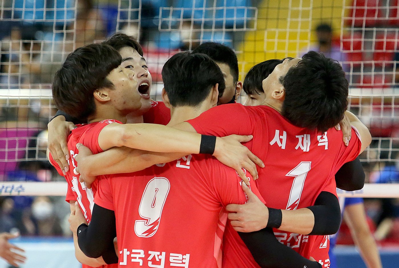 본문 이미지 - 28일 순천 팔마체육관에서 열린 2022순천도드람컵프로배구대회 한국전력과 대한항공과의 결승 경기에서 한국전력 선수들이 득점 후 기뻐하고 있다. (한국전력 배구단 제공) 2022.8.28/뉴스1