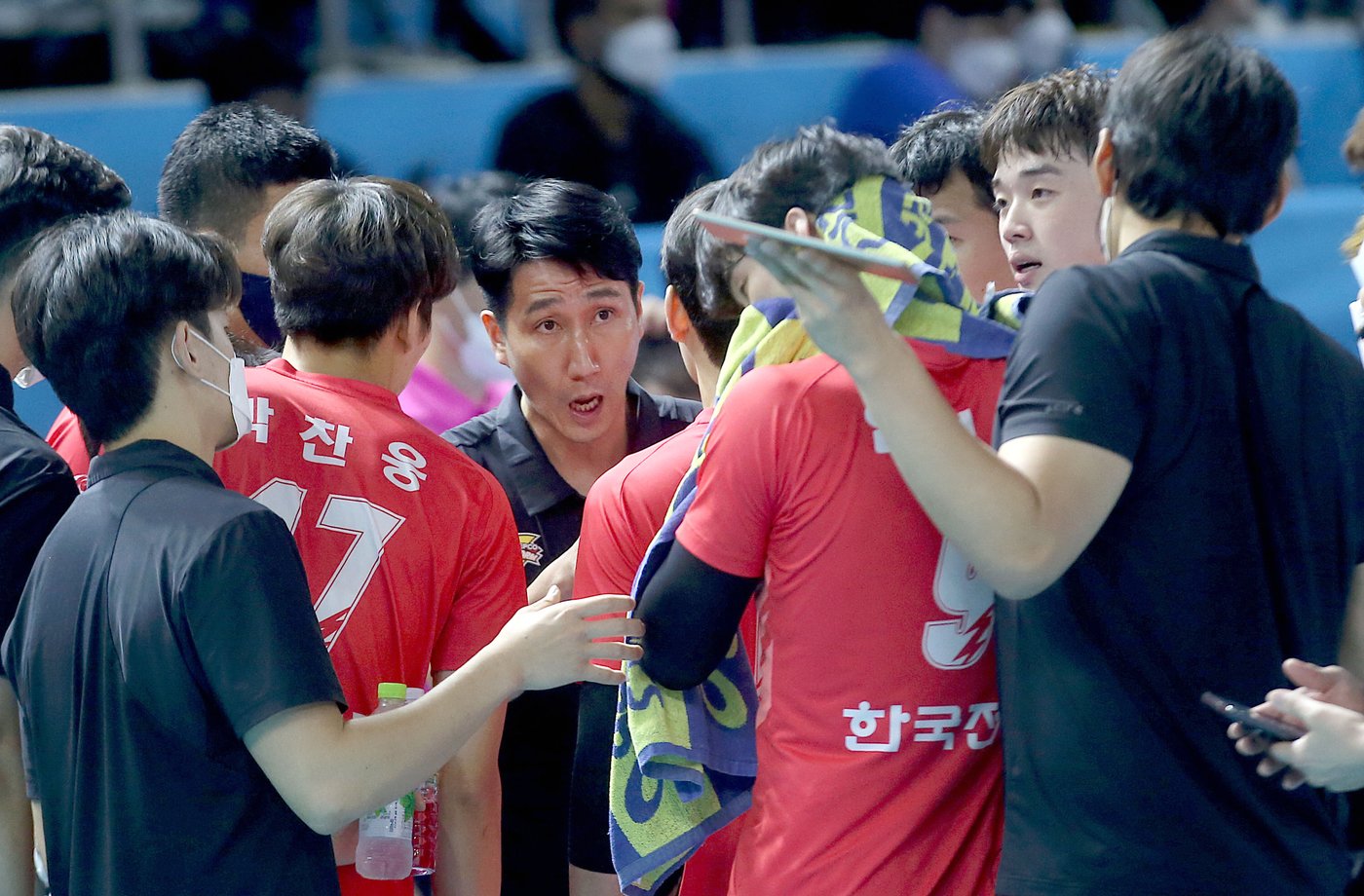 본문 이미지 - 28일 순천 팔마체육관에서 열린 2022순천도드람컵프로배구대회 한국전력과 대한항공과의 결승 경기에서 한국전력 권영민 감독이 작전 지시를 하고 있다. (한국전력 배구단 제공) 2022.8.28/뉴스1