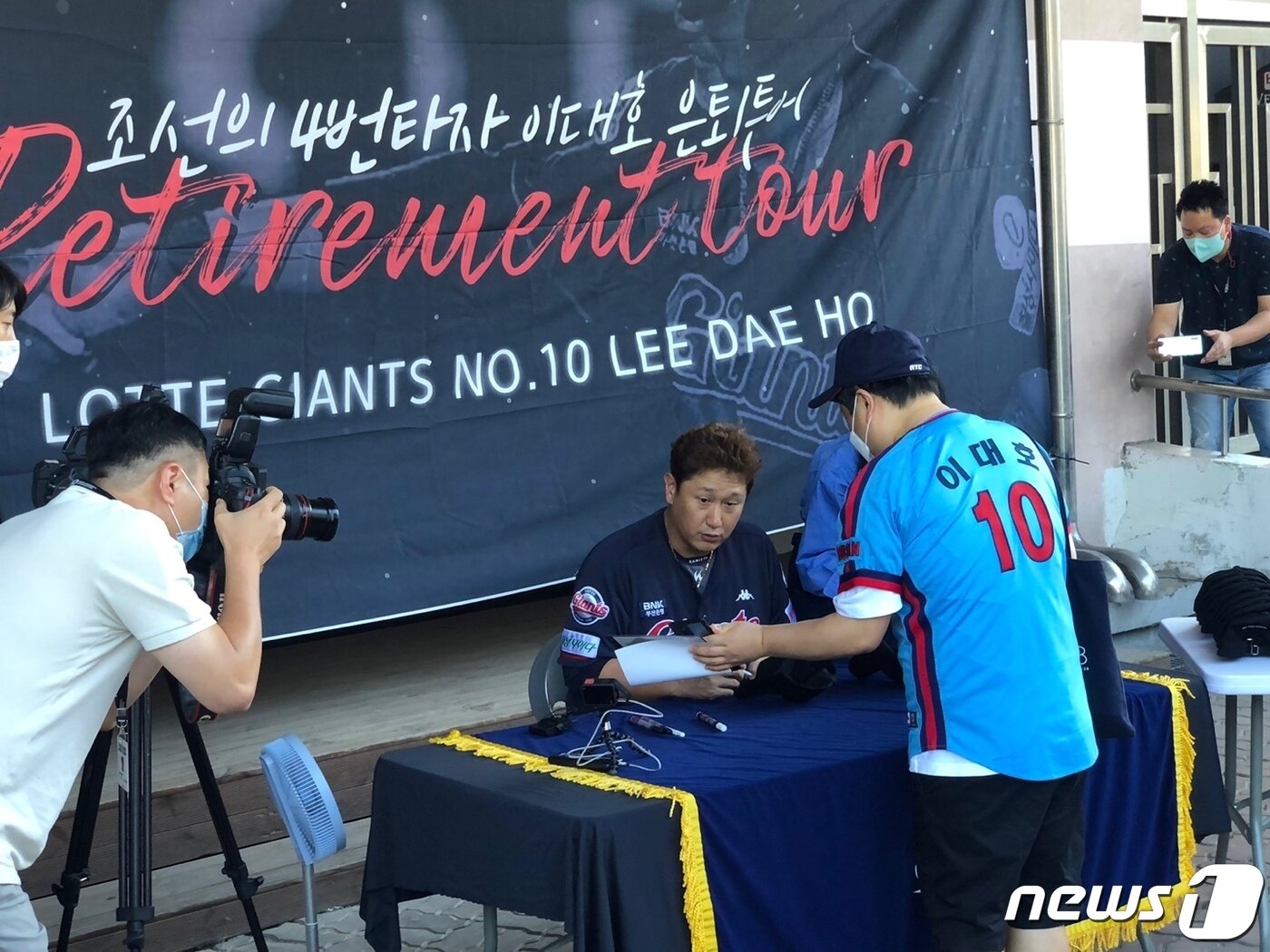 본문 이미지 - 28일 인천 SSG랜더스필드에서 팬들과 사인회를 진행 중인 이대호 ⓒ News1 문대현 기자